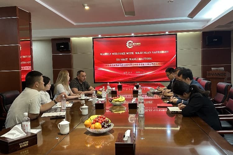 國際友人來萬利公司參觀交流