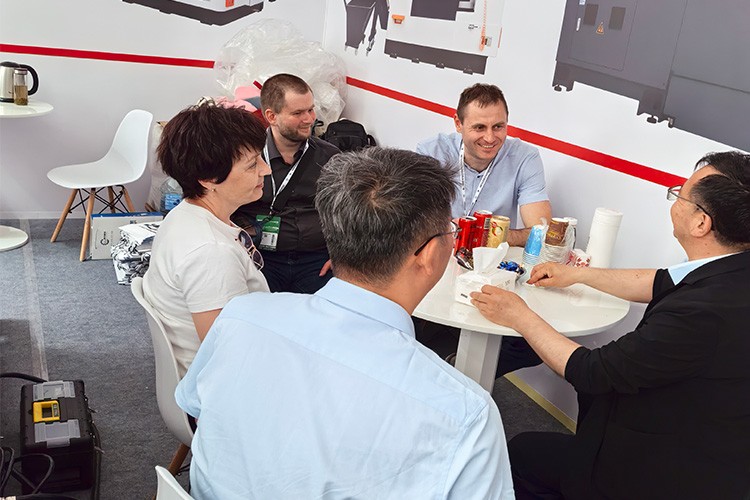 熱烈慶祝山東萬利高速金屬切割圓鋸機出口西班牙